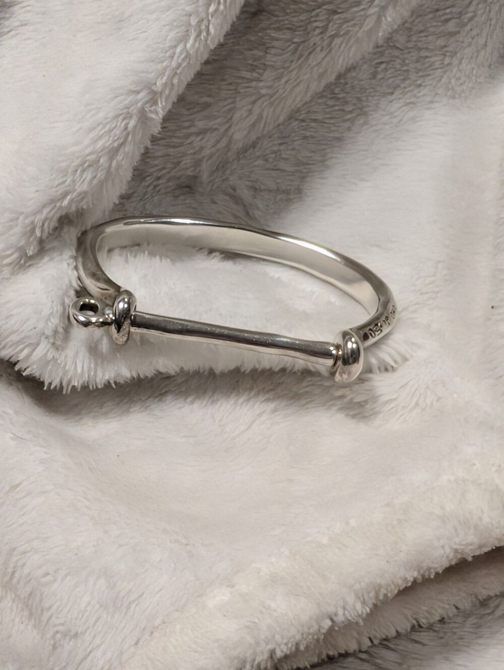 UNO de 50 Silver-toned Shackle Bangle Bracelet Heavy Cuff - Picture 5 of 8